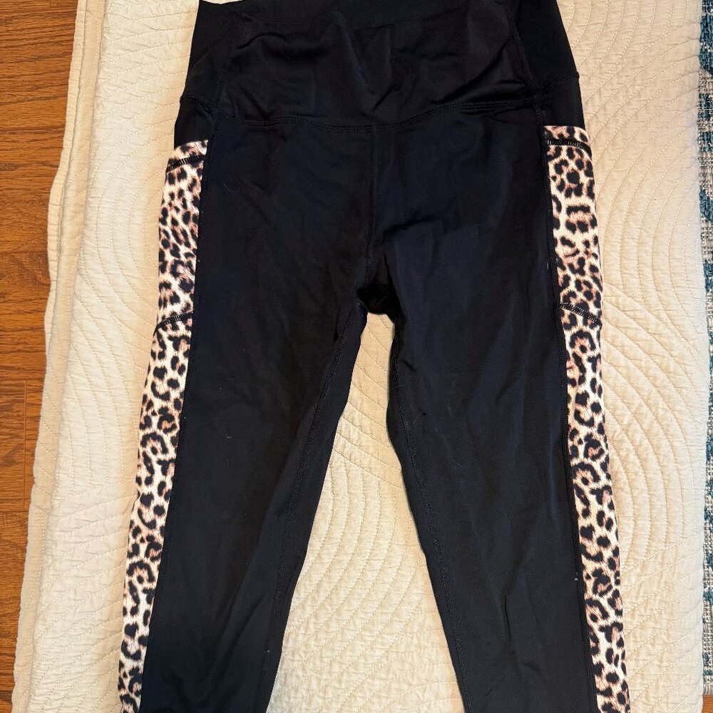 Zyia Active Cropped Pocket leopard Panel High-Waist Leggings
